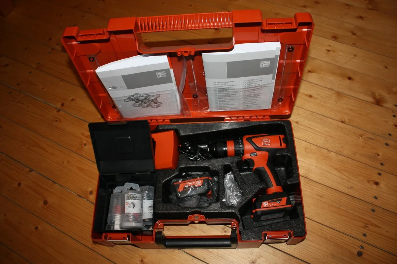 Das gesamte Set des Fein ASCM12 in einem ebenfalls orangenen Koffer.